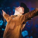 Yo no buscaba a nadie cuando te vi, algo me dijo acércate es para ti. Supe al instante que eras señal de Dios que al mirarnos tan solo nos presentó. Desde entonces no se me ocurre ninguna idea más que quererte…”, dice parte de la romántica letra del sencillo